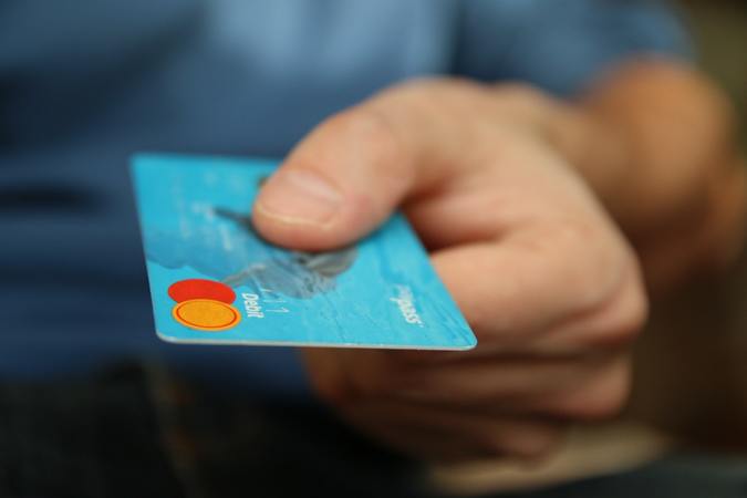Was ist der unterschied zwischen kredit und debit?